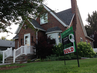 Here are 5 things home sellers can do to take advantage of a hot spring real estate market.